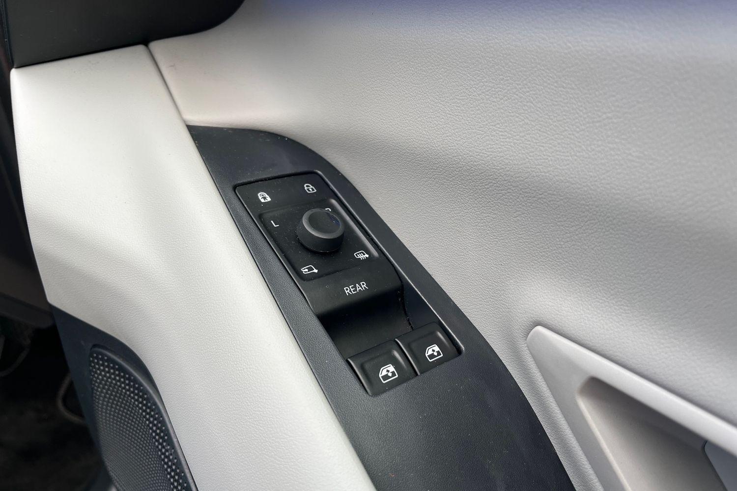 Ford EXPLORER Photo 15