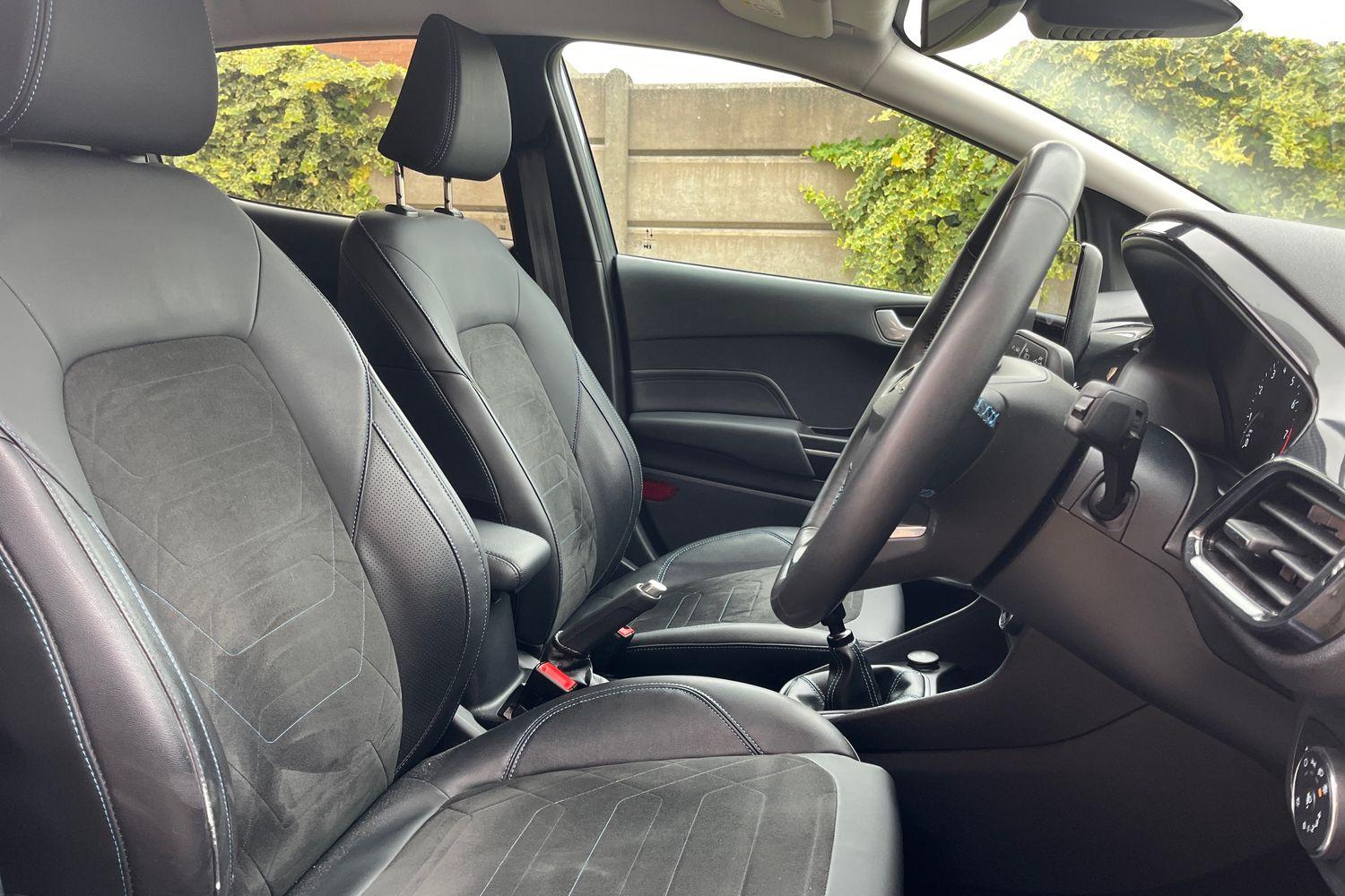 Ford FIESTA Photo 16