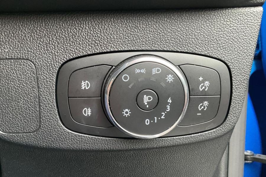 Ford FOCUS Photo autoimg-35dc73fba9597dbad4917f663454f1c7877b6e46.jpg