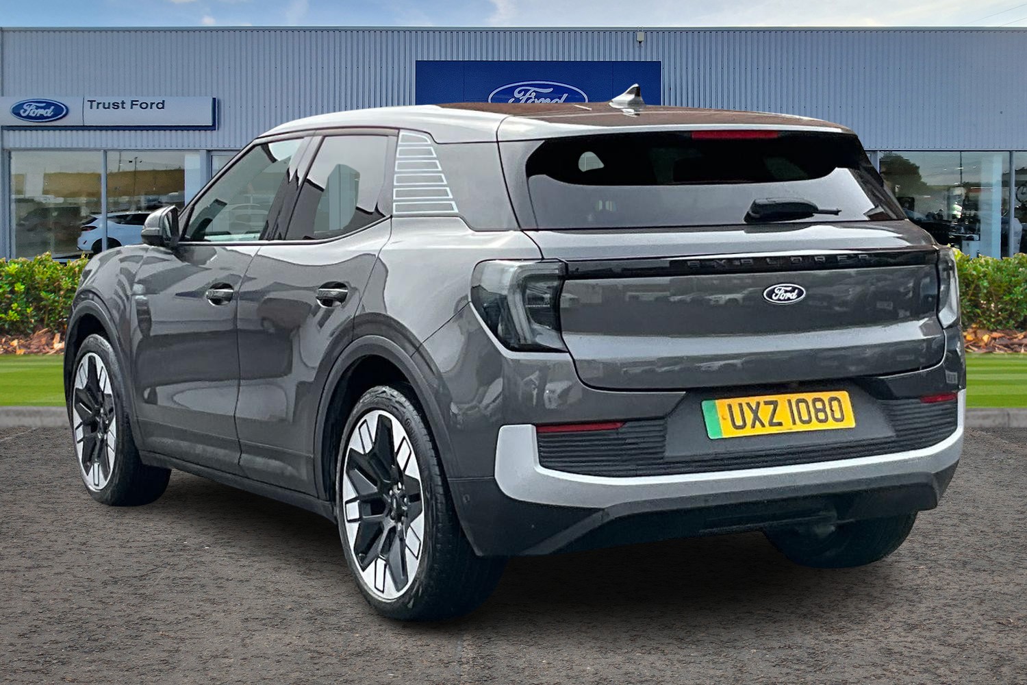 Ford Explorer Photo 1