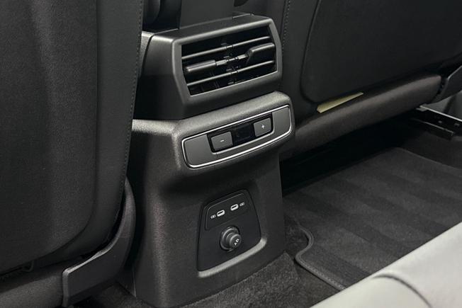 AUDI Q4 e-tron Photo 25
