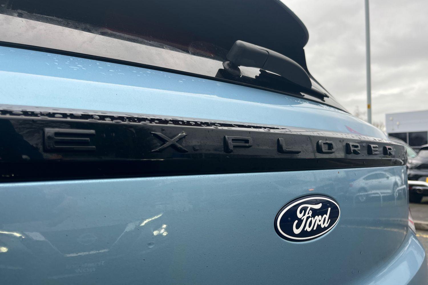 Ford EXPLORER Photo 24
