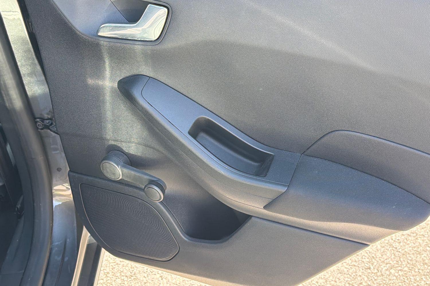 Ford FIESTA Photo 22
