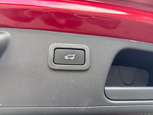 Jaguar E-PACE Photo 23