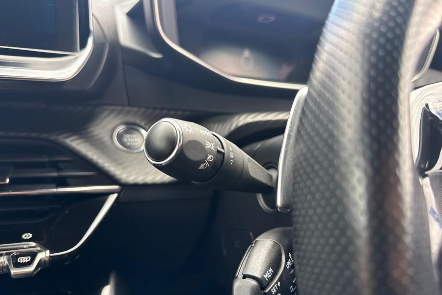 Peugeot 208 Photo autoimg-365c1d2f3b014f295c70fe76f741c4f1cf5ea8dd.jpg