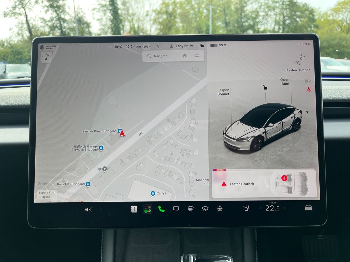 TESLA Model 3 Photo 10