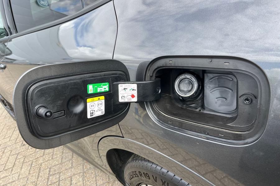 Ford Kuga Photo autoimg-366008300fe938430bc5d5406887df15448bc868.jpg