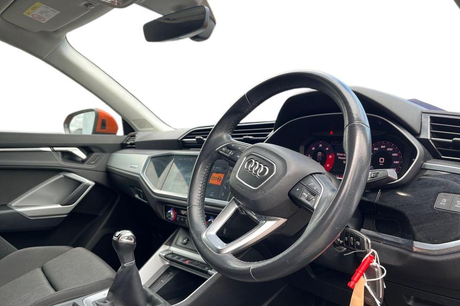 Audi Q3 Photo autoimg-366c6163dec1c4e242b53bc652c745113c0ad8c4.jpg