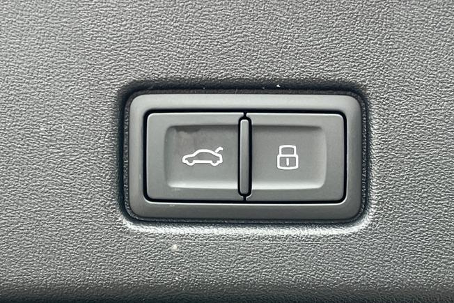 AUDI Q4 e-tron Photo 37