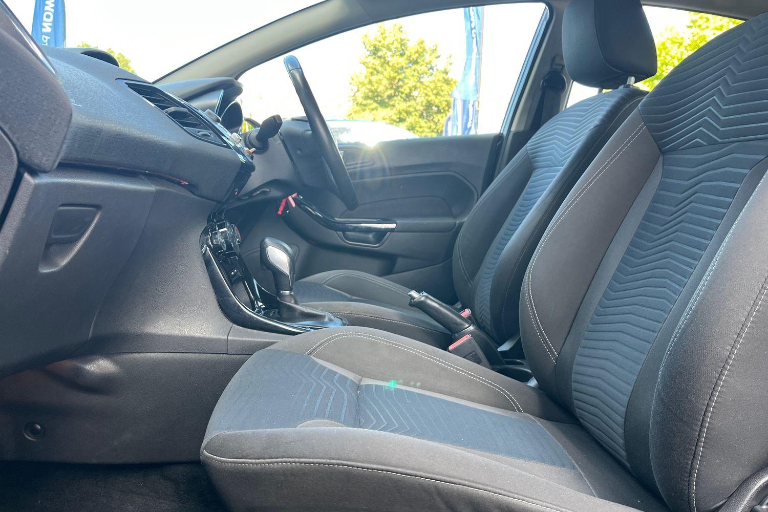 Ford FIESTA Photo 18