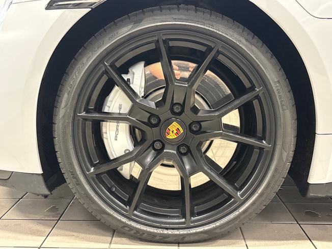 PORSCHE Taycan Photo 24