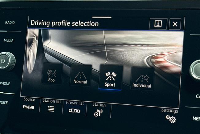 VOLKSWAGEN T-Roc Photo 25