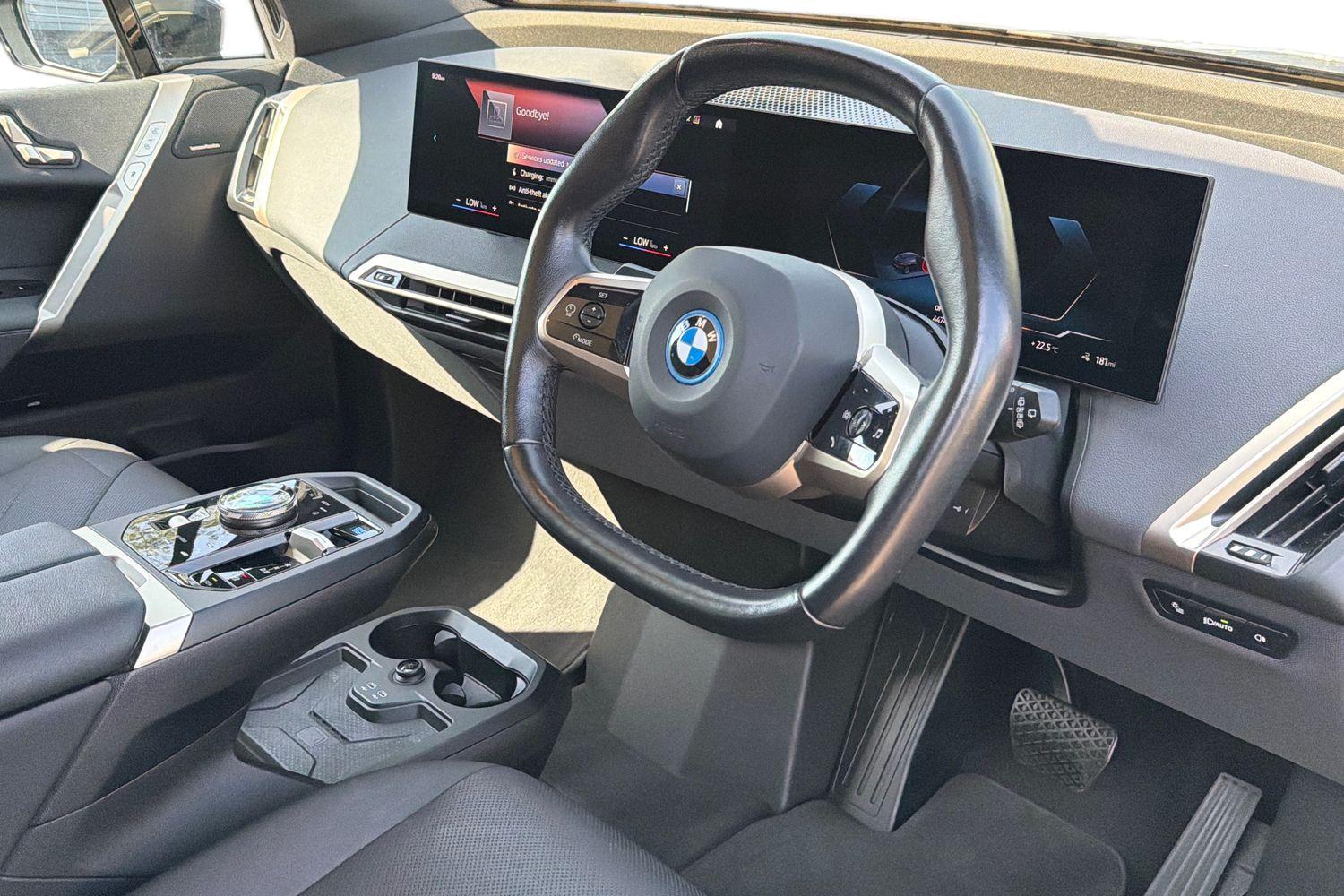 BMW iX Photo 8