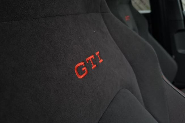 VOLKSWAGEN Golf Photo 33