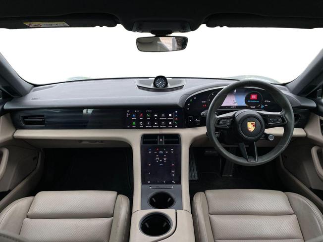 Porsche Taycan Photo 10