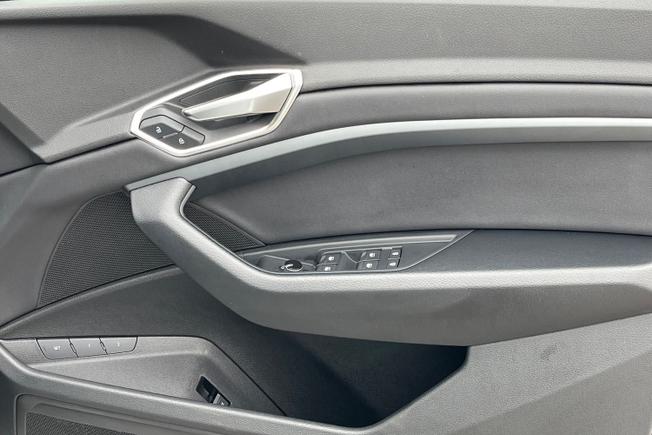 AUDI Q8 E-Tron Photo 40