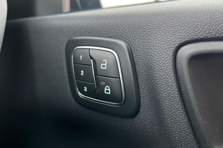 Ford Kuga Photo autoimg-375c777b0c66d3f7b17fe64dd18cb24c0e2cbbde.jpg