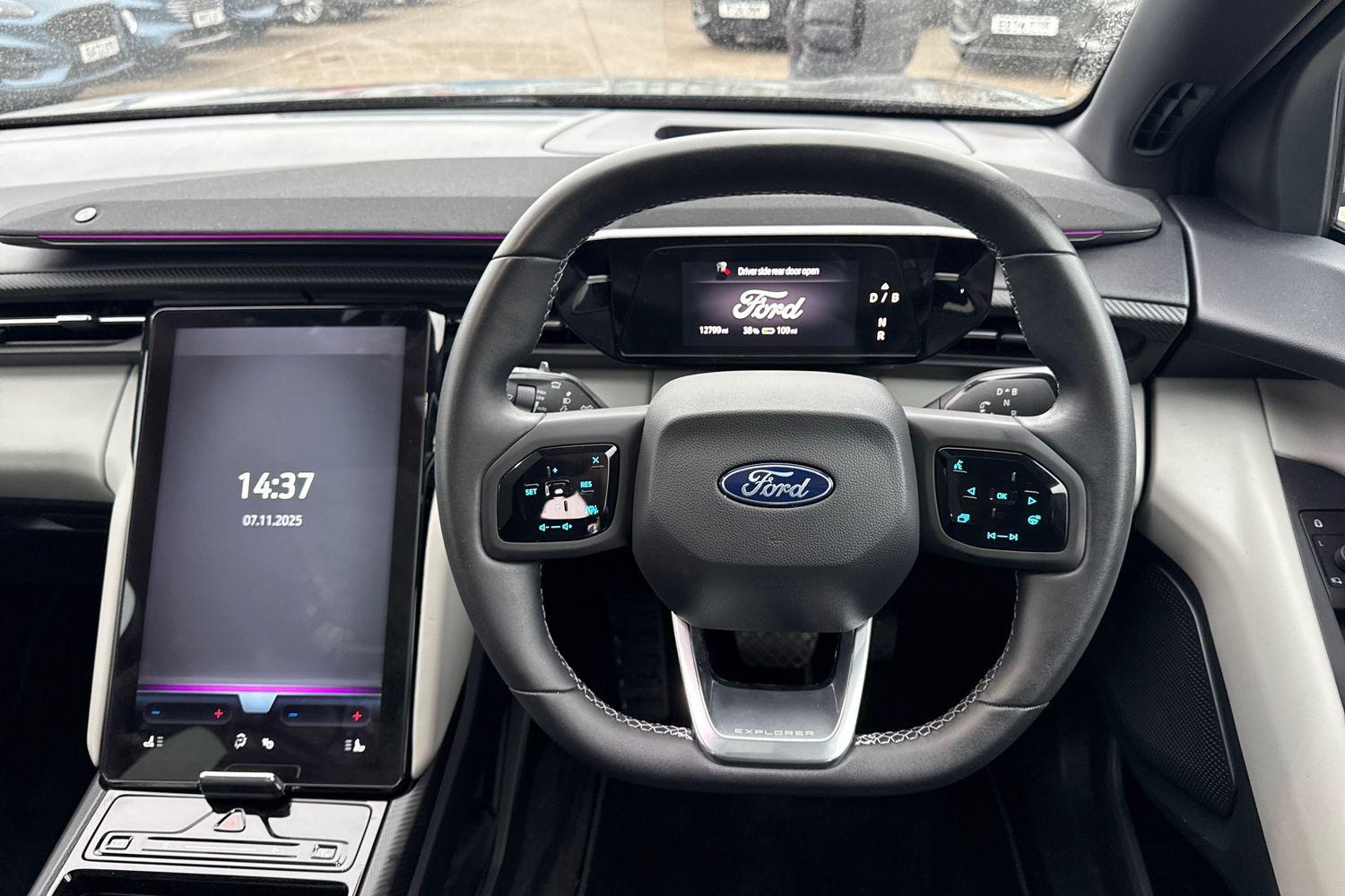 Ford EXPLORER Photo 11