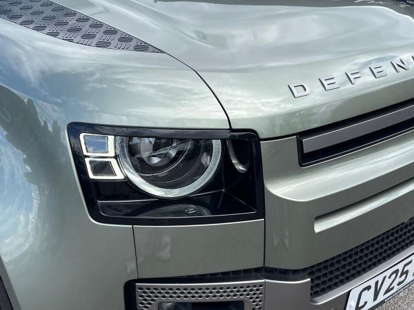 Land Rover Defender 110 Photo autoimg-3777847fd16e72e67c1535356a58b9893e2a3143.jpg