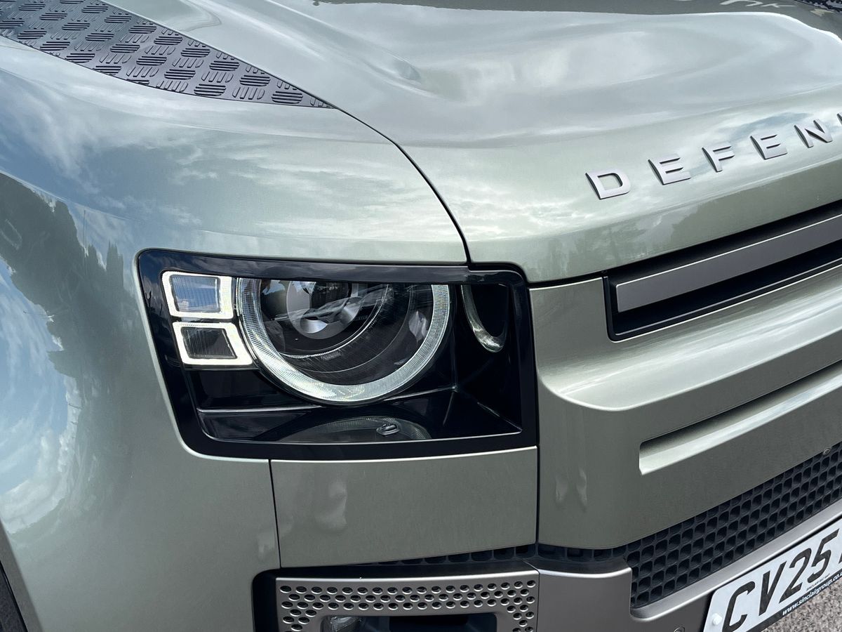 Land Rover Defender 110 Photo 18