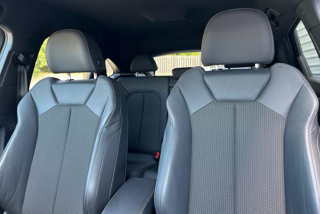 AUDI Q3 Photo 21