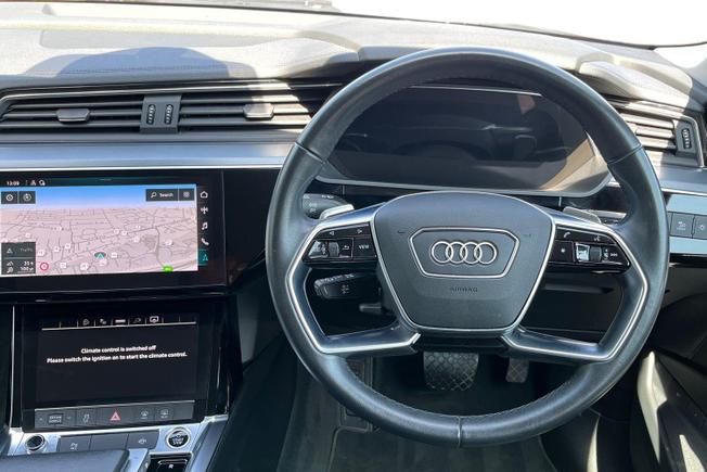 AUDI e-tron Photo 11