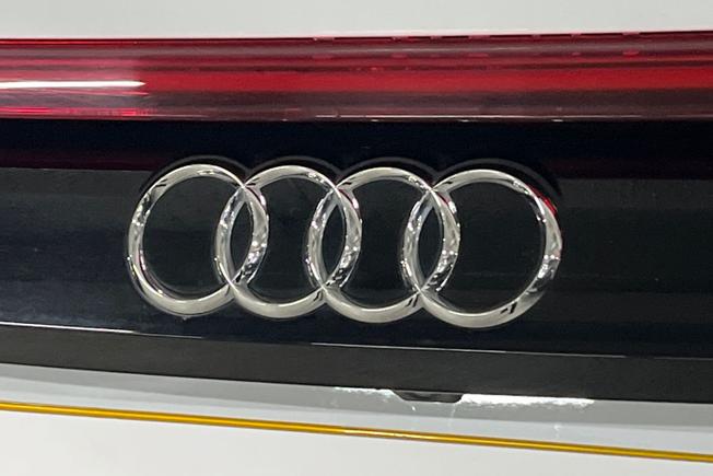AUDI Q8 Photo 35