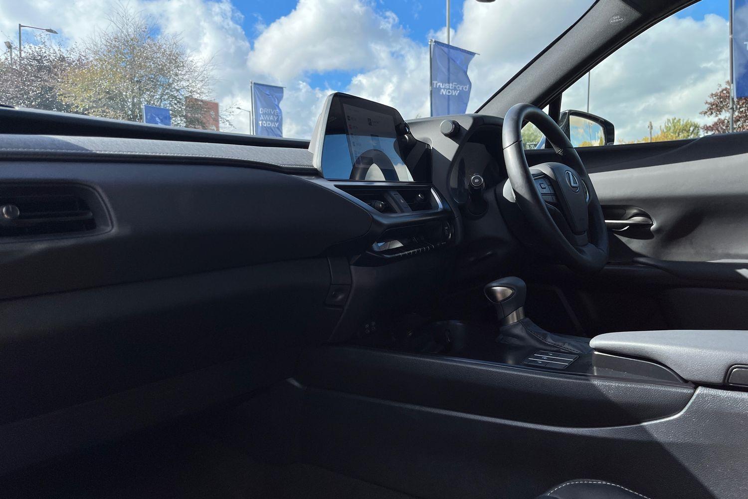 Lexus UX Photo 17