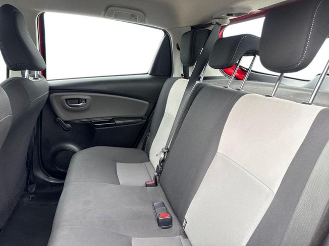TOYOTA Yaris Photo 9