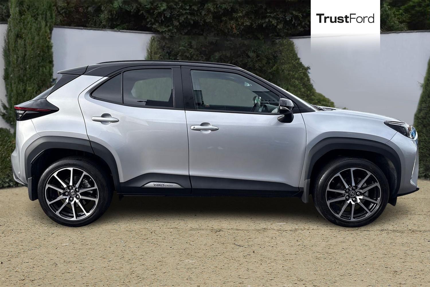 Toyota YARIS CROSS Photo 2