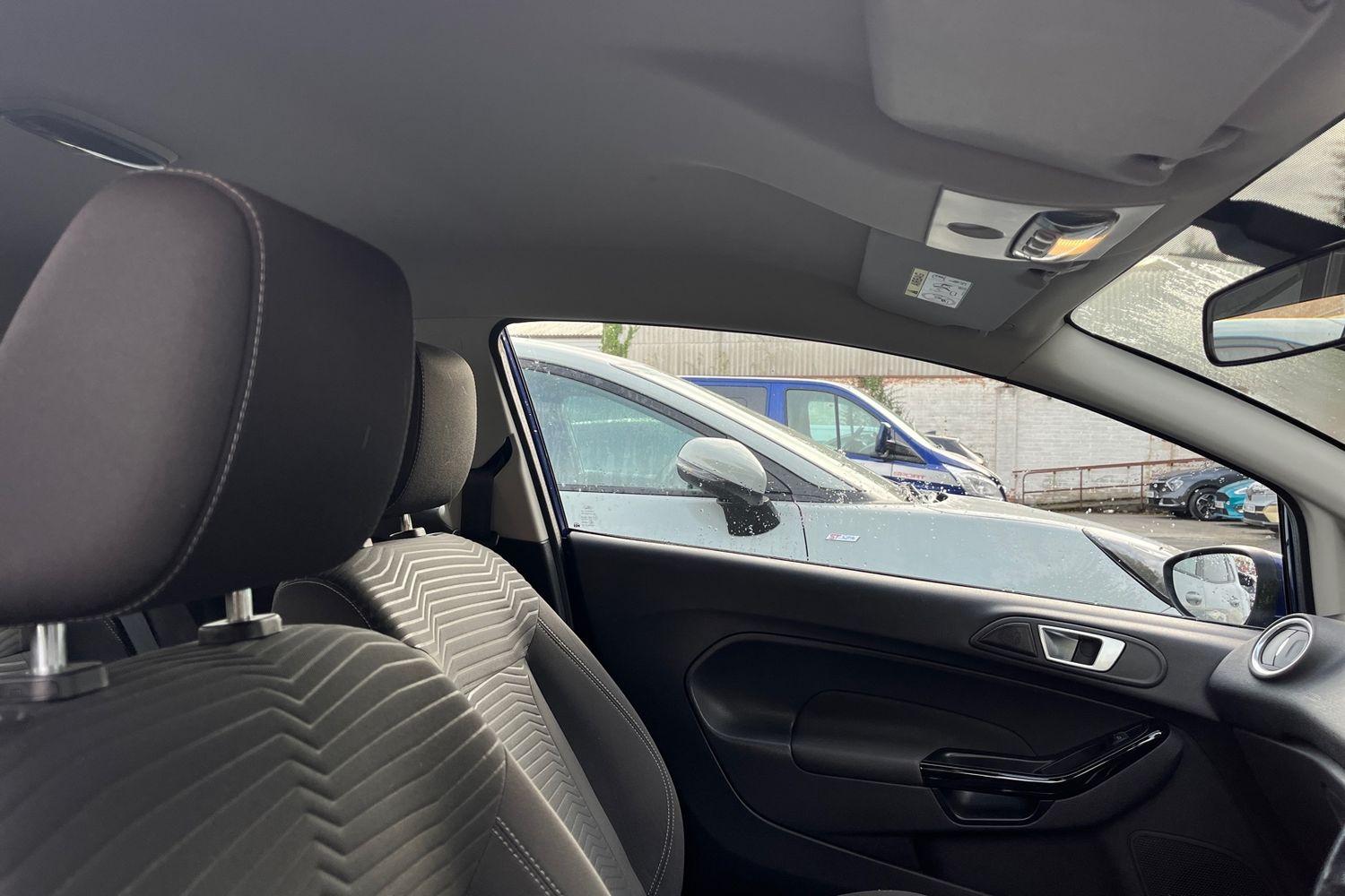 Ford FIESTA Photo 16