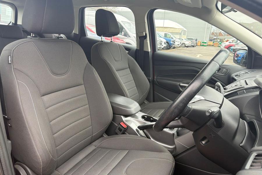 Ford KUGA Photo autoimg-384b8a417650436fc2f33f5dd73442cf88e3500e.jpg