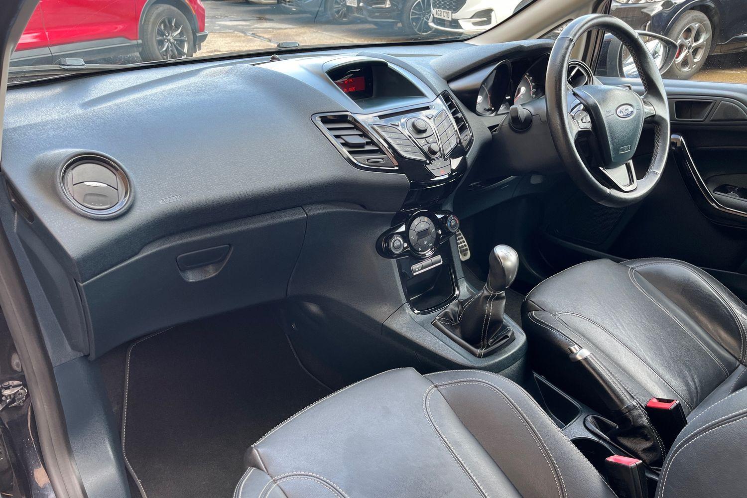 FORD FIESTA Photo 17