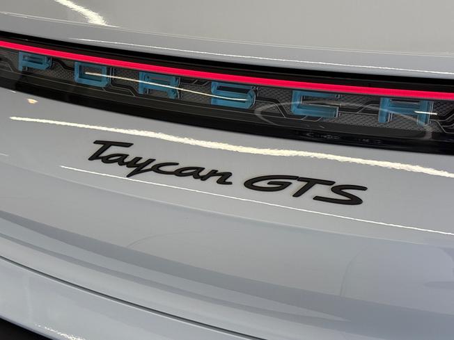 Porsche Taycan Photo 46