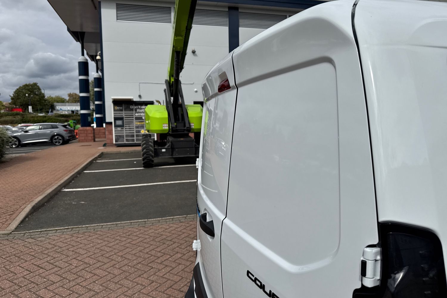 Ford E-TRANSIT COURIER Photo 39