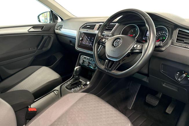 VOLKSWAGEN Tiguan Photo 6