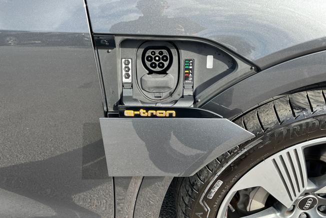 AUDI e-tron Photo 21