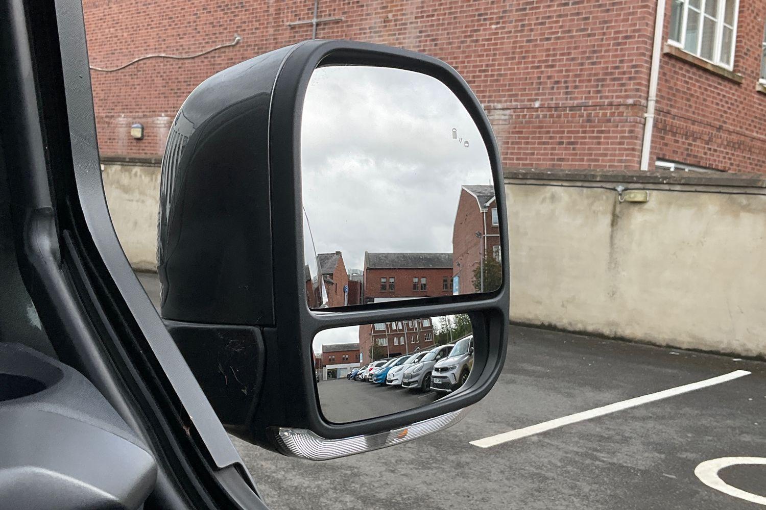 Ford TOURNEO CUSTOM Photo 29