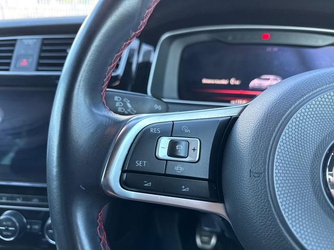 VOLKSWAGEN Golf Photo 16