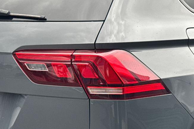 VOLKSWAGEN Tiguan Photo 18
