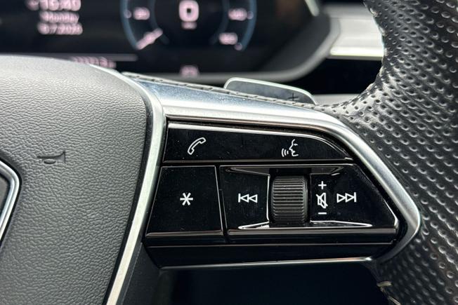 Audi e-tron Photo 17