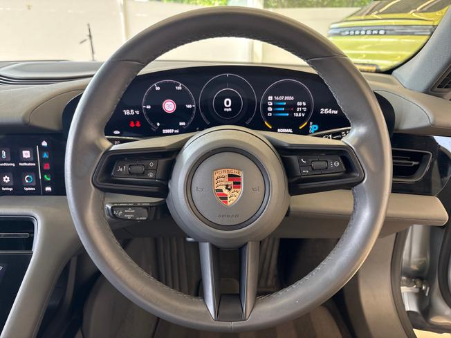 PORSCHE Taycan Photo 17