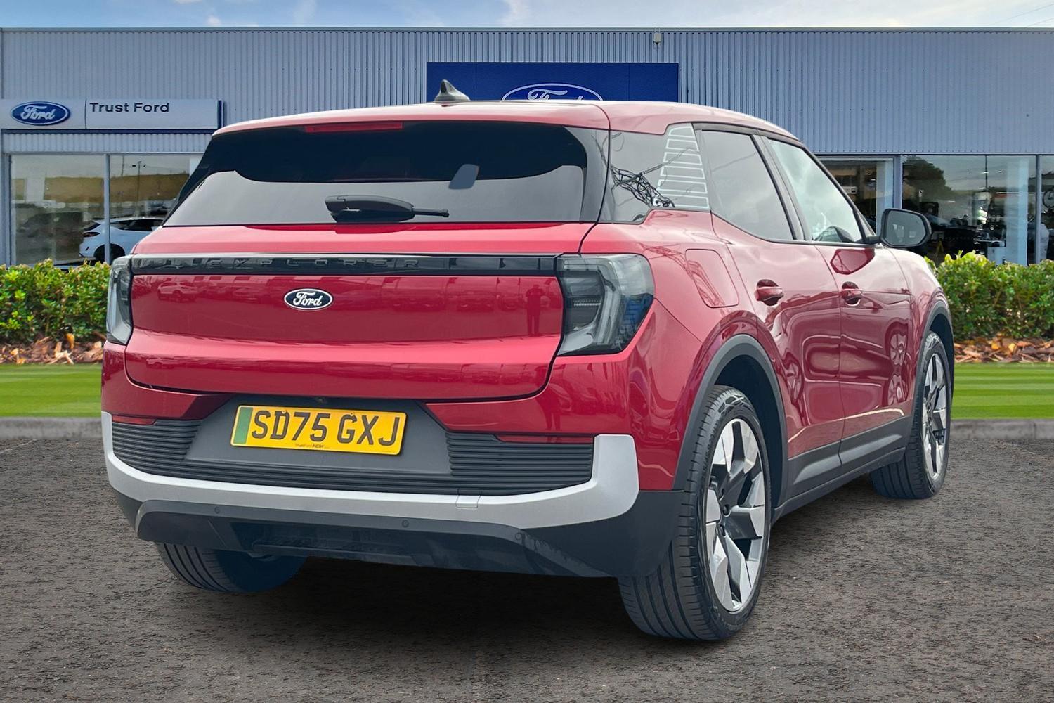 Ford Explorer Photo 3