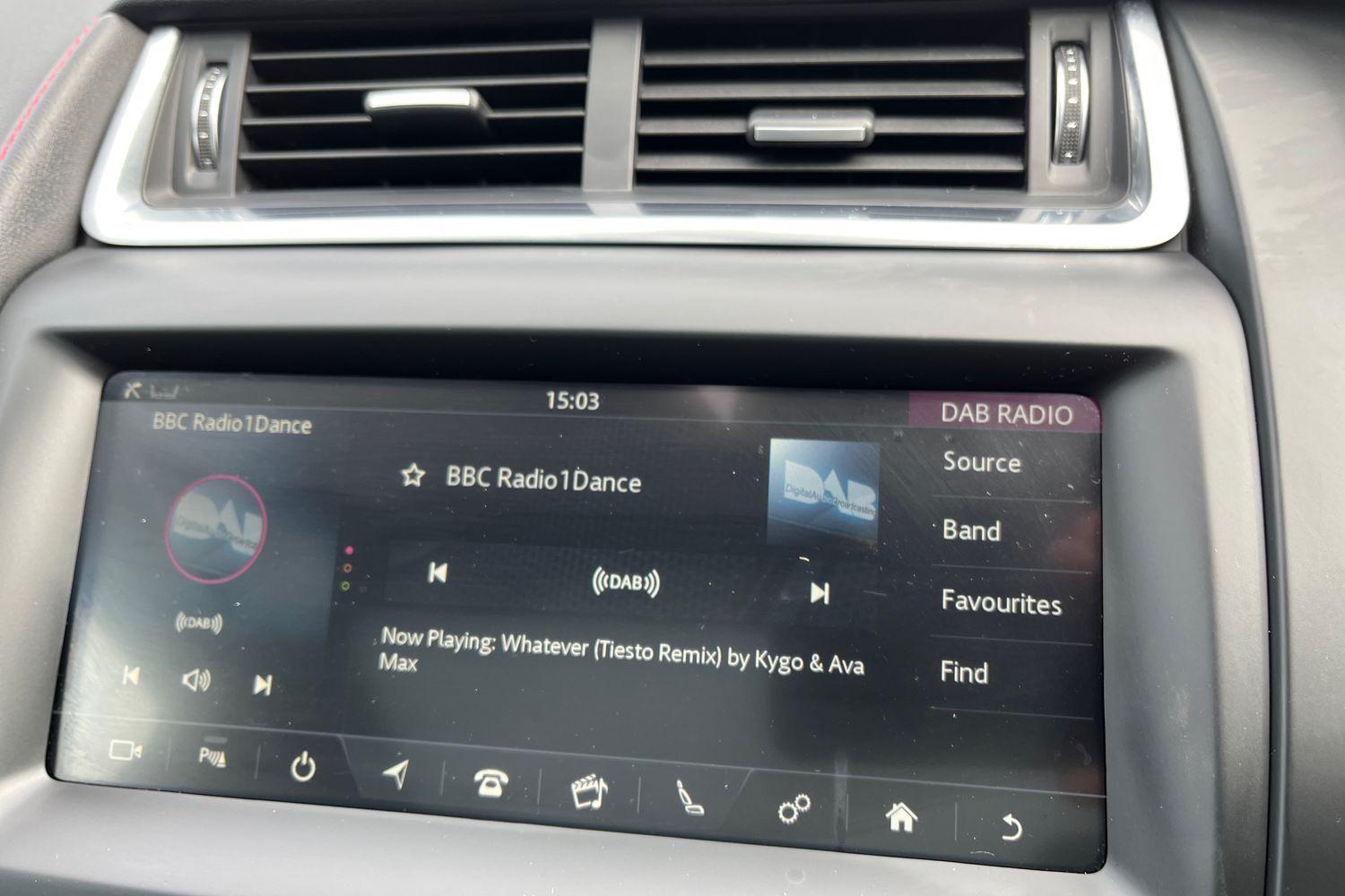 Jaguar E-PACE Photo 30