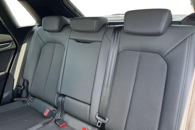 AUDI Q3 Photo 9
