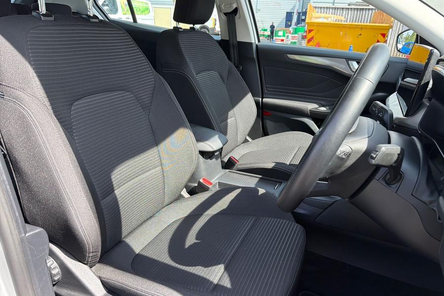 Ford FOCUS Photo autoimg-391b72e02d275610e64bbbad2f24049f80ca4546.jpg