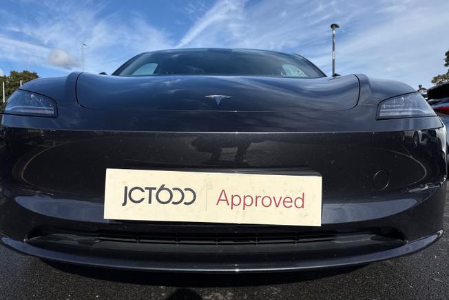 TESLA Model 3 Photo 29