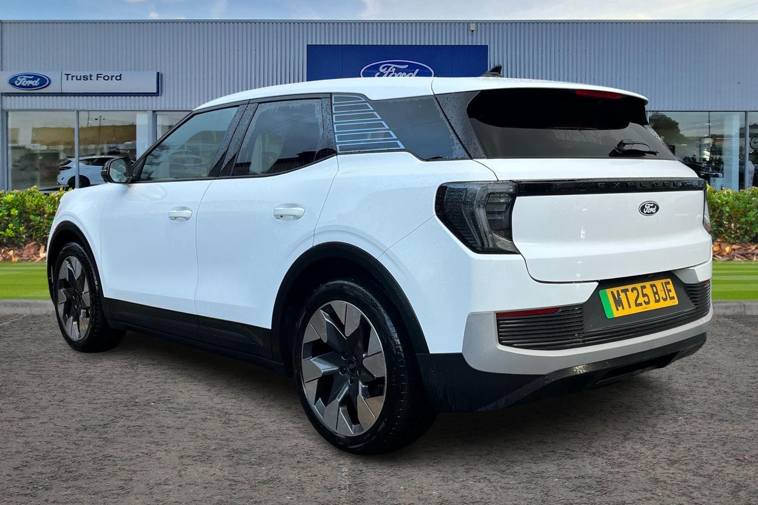 Ford Explorer Photo 1