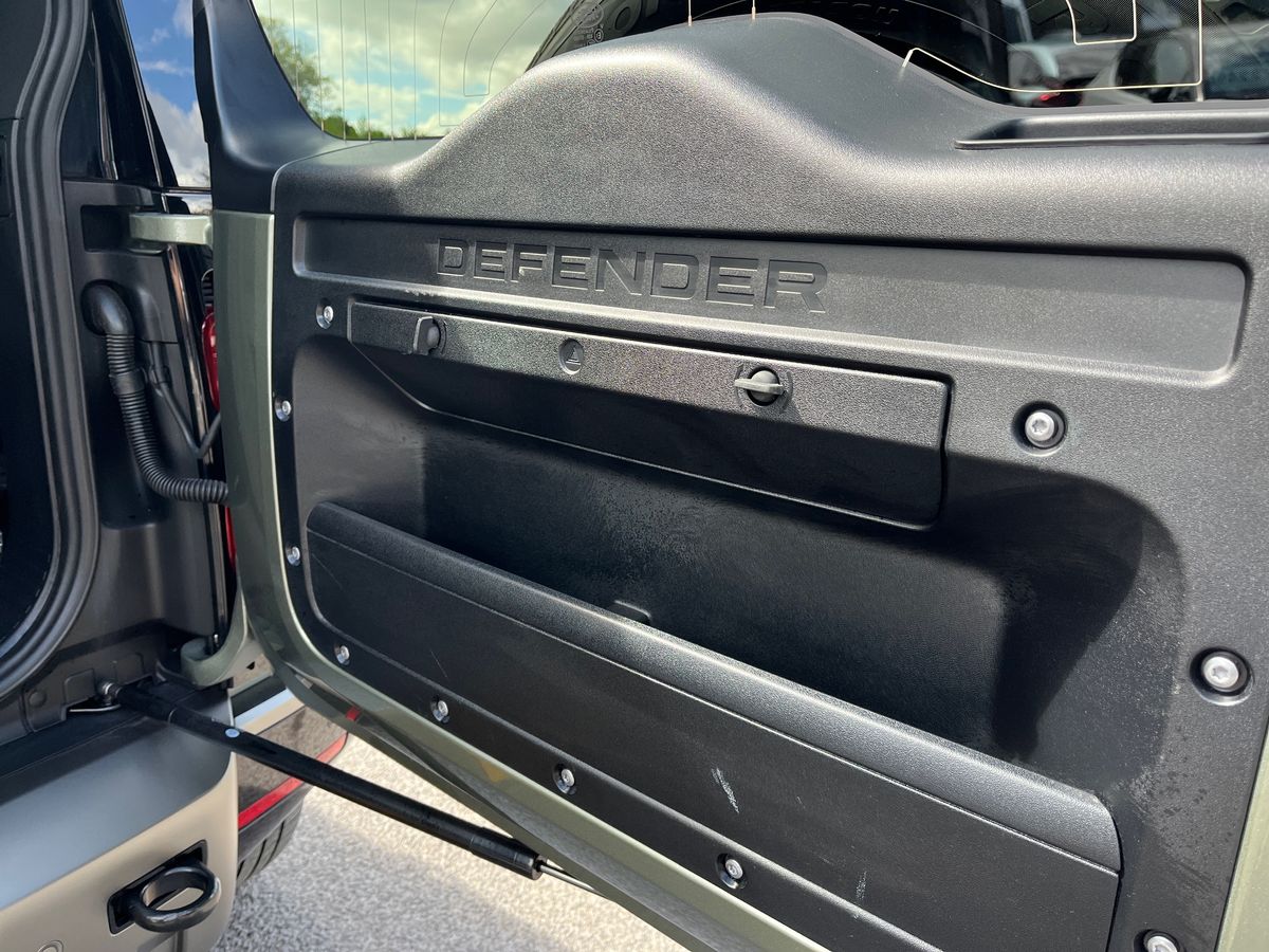 Land Rover Defender 110 Photo 38