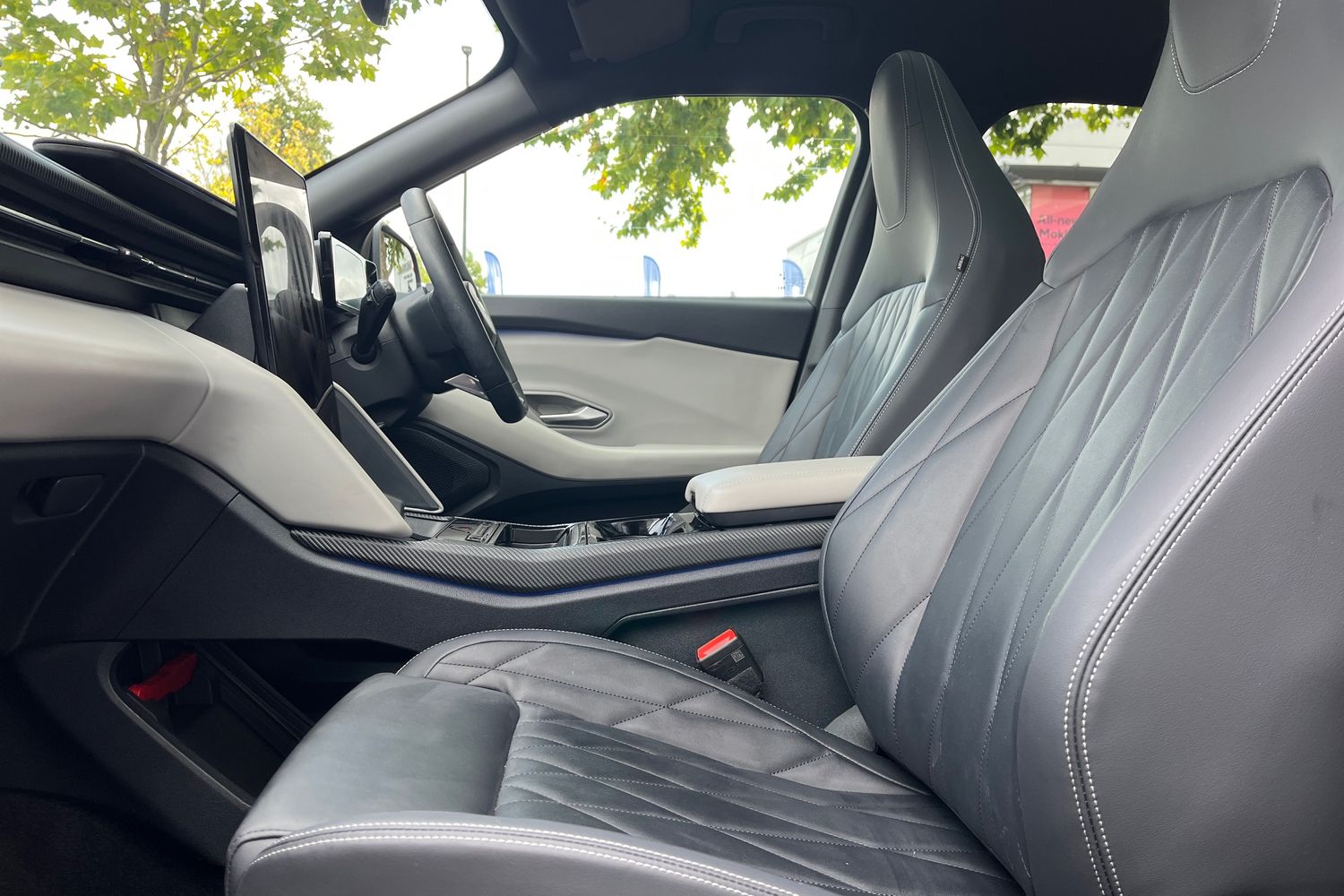 Ford EXPLORER Photo 18